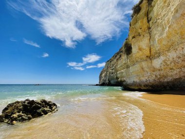 Praia do Carvoeiro, Portekiz 'in güneyindeki Algarve bölgesinde, Akdeniz' de güzel bir plaj. Yatay fotoğraf. 