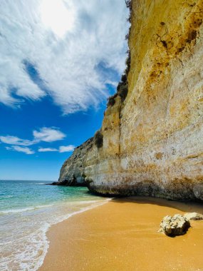 Praia do Carvoeiro, Portekiz 'in güneyindeki Algarve bölgesinde, Akdeniz' de güzel bir plaj. Dikey fotoğraf. 