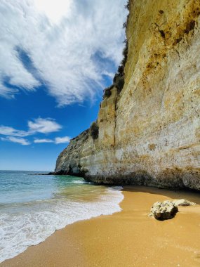 Praia do Carvoeiro, Portekiz 'in güneyindeki Algarve bölgesinde, Akdeniz' de güzel bir plaj. Dikey fotoğraf. 