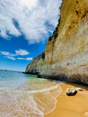 Praia do Carvoeiro, Portekiz 'in güneyindeki Algarve bölgesinde, Akdeniz' de güzel bir plaj. Dikey fotoğraf. 