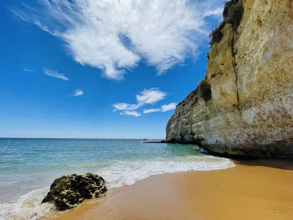 포르투갈 알가르베 지역의 지중해에 위치한 아름다운 해변인 프라이아 카르보에이로 Praia — 스톡 사진