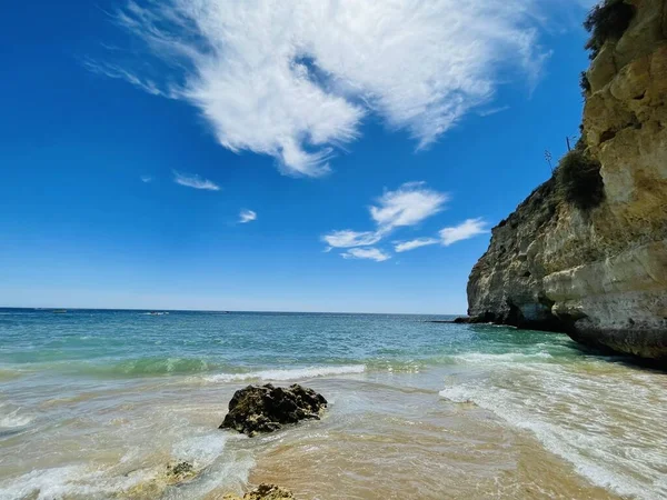 포르투갈 알가르베 지역의 지중해에 위치한 아름다운 해변인 프라이아 카르보에이로 Praia — 스톡 사진