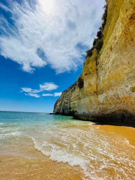 Praia Carvoeiro 地中海の美しいビーチ アルガルヴェ地方で ポルトガル南部 縦の写真 — ストック写真