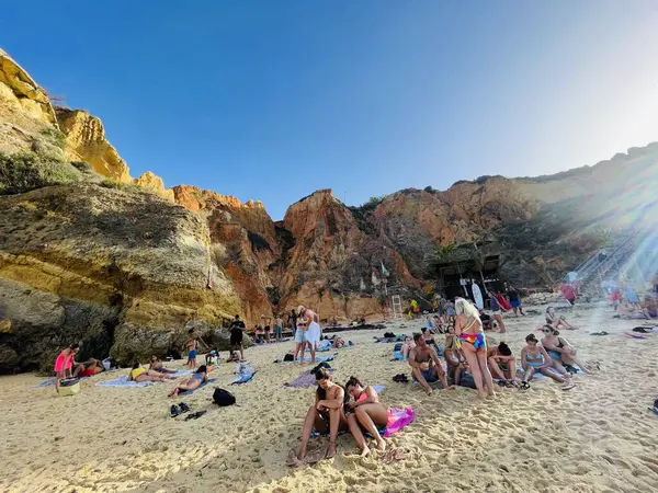 라고스 알가르브 포르투갈 2023년 12일 여름날 알가르브 해안의 사람들은 일광욕과 — 스톡 사진
