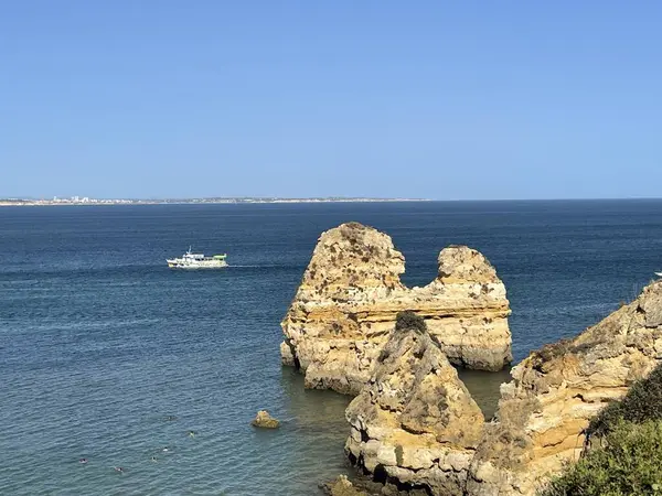 Lagos Wybrzeże Algarve Portugalia Sierpnia 2023 Pracowita Plaża Wybrzeżu Algarve — Zdjęcie stockowe