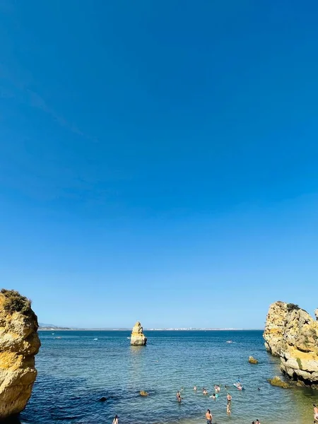 Lagos Wybrzeże Algarve Portugalia Sierpnia 2023 Pracowita Plaża Wybrzeżu Algarve — Zdjęcie stockowe