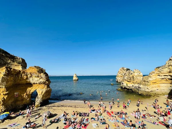 Lagos Costa Dell Algarve Portogallo Agosto 2023 Spiaggia Trafficata Sulla — Foto Stock