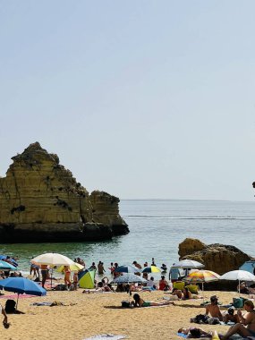 LAGOS, PORTUGAL - 12 Ağustos 2023: Praia da Dona Ana plajı, Lagos, Algarve bölgesi, Portekiz. Algarve 'deki en pitoresk ve canavar plajlarından biri..