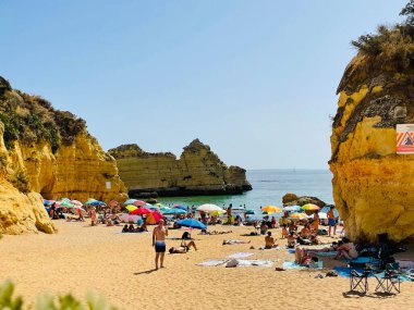 LAGOS, PORTUGAL - 12 Ağustos 2023: Praia da Dona Ana plajı, Lagos, Algarve bölgesi, Portekiz. Algarve 'deki en pitoresk ve canavar plajlarından biri..