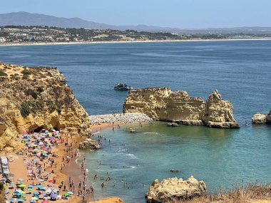 Portekiz, Lagos 'taki kayalıklar ve kumlu plajlar. Boşluğu kopyala