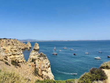 Portekiz, Lagos 'taki kayalıklar ve kumlu plajlar. Boşluğu kopyala