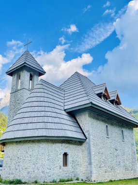 Arnavutluk 'un Theth Ulusal Parkı' ndaki Theth köyündeki Hıristiyan Kilisesi Sahnesi. Arnavut Alpleri. dikey resim