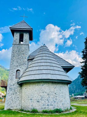 Arnavutluk 'un Theth Ulusal Parkı' ndaki Theth köyündeki Hıristiyan Kilisesi Sahnesi. Arnavut Alpleri ve dikey fotoğraf