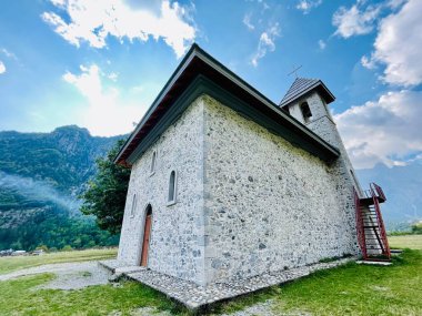 Arnavutluk 'un Theth Ulusal Parkı' ndaki Theth köyündeki Hıristiyan Kilisesi Sahnesi. Arnavut Alpleri