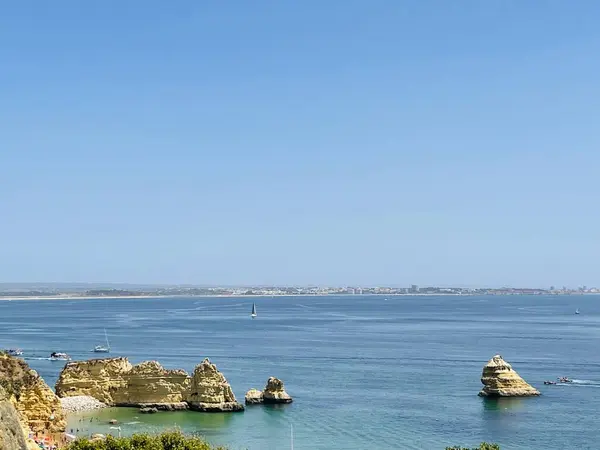 Kamienie Piaszczysta Plaża Portugalii Lagos Przestrzeń Kopiowania — Zdjęcie stockowe