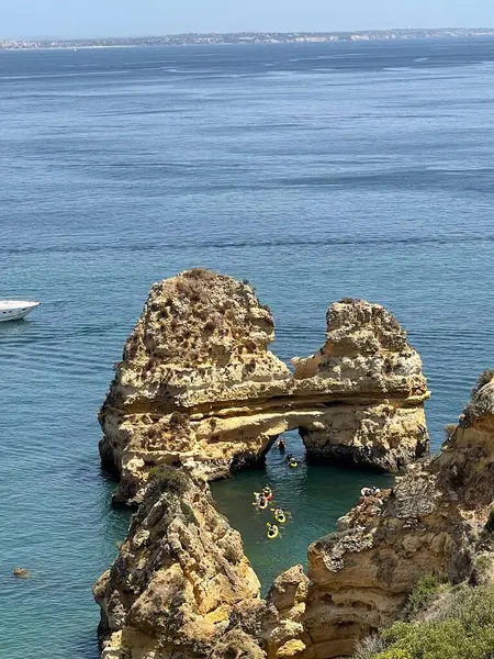 Kamienie Piaszczysta Plaża Portugalii Lagos Przestrzeń Kopiowania — Zdjęcie stockowe