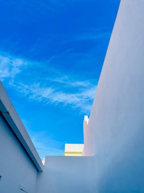 Olhao, Portekiz: 19 Ağustos 2023: Beyaz Saray mavi gökyüzüne karşı. Potugal 'ın kübist şehri Olhao' nun tipik mimarisinin açık hava görüntüsü. Boşluğu kopyala . 