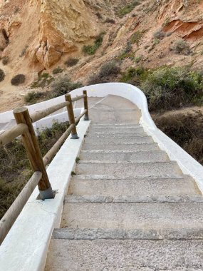 Carvoeiro yolu, kasabadan Algar Seco kaya oluşumuna uzanan uçurum üstü yürüyüşü, Algarve, Portekiz. Seyahat kavramı. 