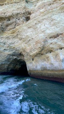 Carvoeiro Algarve Portekiz 'deki Benagil Mağarası' nın güzel manzarası. Seyahat kavramı. 