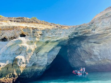 Carvoeiro Algarve Portekiz 'deki Benagil Mağarası' nın güzel manzarası. Seyahat kavramı. 