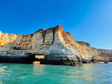 Carvoeiro Algarve Portekiz 'deki Benagil Mağarası' nın güzel manzarası. Seyahat kavramı. 