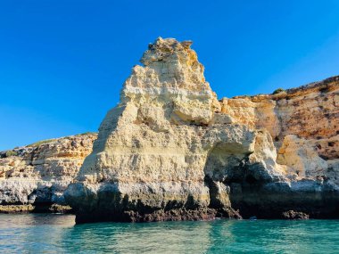 Carvoeiro Algarve Portekiz 'deki Benagil Mağarası' nın güzel manzarası. Seyahat kavramı. 