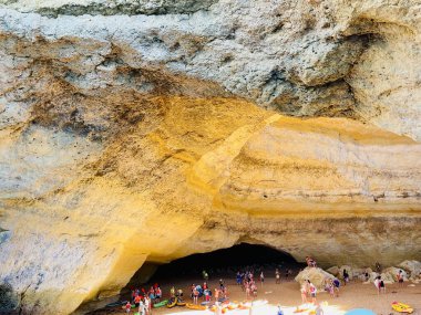Carvoeiro Algarve Portekiz 'deki Benagil Mağarası' nın güzel manzarası. Seyahat kavramı. 