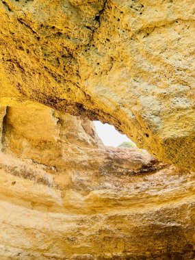 Carvoeiro Algarve Portekiz 'deki Benagil Mağarası' nın güzel manzarası. Seyahat kavramı. 