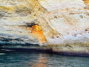 Carvoeiro Algarve Portekiz 'deki Benagil Mağarası' nın güzel manzarası. Seyahat kavramı. 