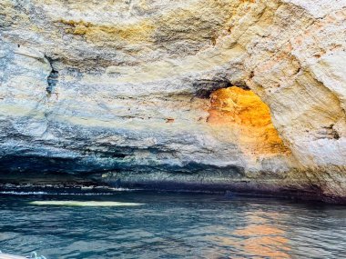 Carvoeiro Algarve Portekiz 'deki Benagil Mağarası' nın güzel manzarası. Seyahat kavramı. 