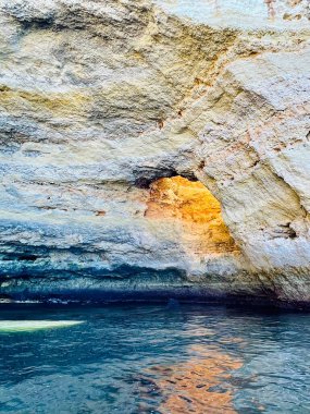 Carvoeiro Algarve Portekiz 'deki Benagil Mağarası' nın güzel manzarası. Seyahat kavramı. 