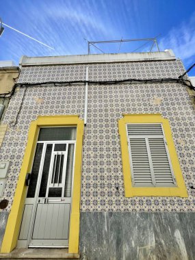 Lagos, Olhao, Algarve, Portekiz - 18 Ağustos 2023: Algarve 'nin geleneksel kapıları halka açık sokaklardan izleniyor. 