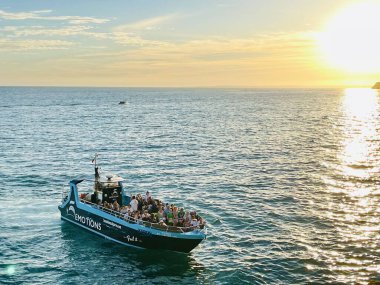 Carvoeiro, Portekiz- 14 Ağustos 2023: Algar Seco mağaralarını ziyaret eden turistik tekne, Carvoeiro, Algarve, Portekiz. 