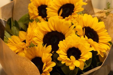 Bir vazoda duran güzel bir buket ayçiçeği. Doğum günü için buket, düğün, kırsal tarzda. kopyalama alanı. Seçici odaklanma. Yatay fotoğraf. 