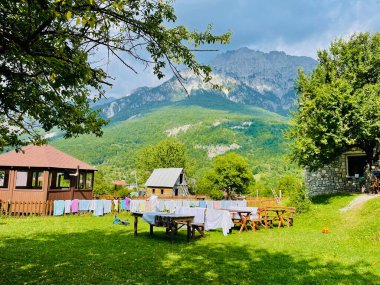Arnavutluk 'un Theth Ulusal Parkı' ndaki güzel konuk evi. Arnavut Alpleri. Arnavutluk 'un kuzeyindeki evin geleneksel stili ve Balkan Alpleri ve seyahat beldesi , 