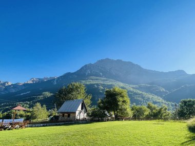 Arnavutluk 'un Theth Ulusal Parkı' ndaki güzel konuk evi. Arnavut Alpleri. Arnavutluk 'un kuzeyindeki evin geleneksel stili ve Balkan Alpleri ve seyahat beldesi , 