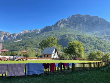 Arnavutluk 'un Theth Ulusal Parkı' ndaki güzel konuk evi. Arnavut Alpleri. Arnavutluk 'un kuzeyindeki evin geleneksel stili ve Balkan Alpleri ve seyahat beldesi , 