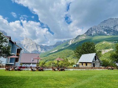 Arnavutluk 'un Theth Ulusal Parkı' ndaki güzel konuk evi. Arnavut Alpleri. Arnavutluk 'un kuzeyindeki evin geleneksel stili ve Balkan Alpleri ve seyahat beldesi , 