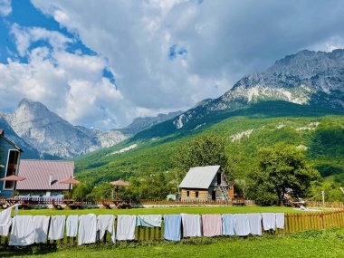 Arnavutluk 'un Theth Ulusal Parkı' ndaki güzel konuk evi. Arnavut Alpleri. Arnavutluk 'un kuzeyindeki evin geleneksel stili ve Balkan Alpleri ve seyahat beldesi , 