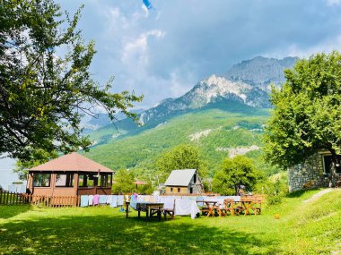 Arnavutluk 'un Theth Ulusal Parkı' ndaki güzel konuk evi. Arnavut Alpleri. Arnavutluk 'un kuzeyindeki evin geleneksel stili ve Balkan Alpleri ve seyahat beldesi , 