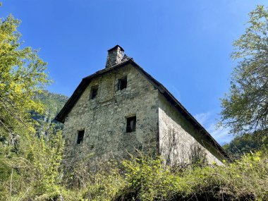 Theth Arnavutluk 'taki güzel eski ev Mavi Göz yolunda. Kuzey Arnavutluk ve Balkan Alpleri 'ndeki evin geleneksel stili. Seyahat konsepti. Yatay fotoğraf. 