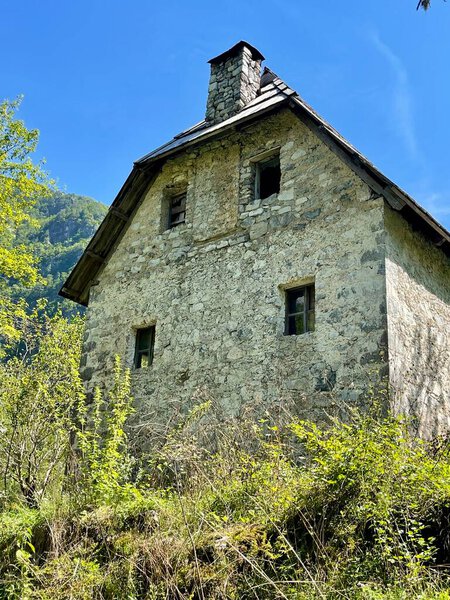 Старый дом в Тет-Албании по дороге в Голубой Ий. Традиционный стиль дома в Северной Албании и Балканских Альпах. Концепция путешествия. Вертикальное фото. 