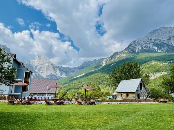 Arnavutluk 'un Theth Ulusal Parkı' ndaki güzel konuk evi. Arnavut Alpleri. Arnavutluk 'un kuzeyindeki evin geleneksel stili ve Balkan Alpleri ve seyahat beldesi , 