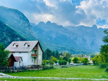 Arnavutluk 'un Theth Ulusal Parkı' ndaki güzel konuk evi. Arnavut Alpleri. Arnavutluk 'un kuzeyindeki evin geleneksel stili ve Balkan Alpleri ve seyahat beldesi , 