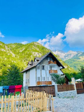 Arnavutluk 'un Theth Ulusal Parkı' ndaki güzel konuk evi. Arnavut Alpleri. Arnavutluk 'un kuzeyindeki evin geleneksel stili ve Balkan Alpleri ve seyahat beldesi , 