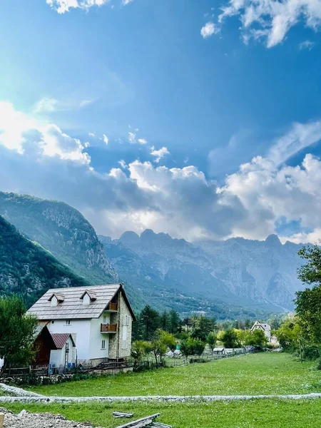 Arnavutluk 'un Theth Ulusal Parkı' ndaki güzel konuk evi. Arnavut Alpleri. Arnavutluk 'un kuzeyindeki evin geleneksel stili ve Balkan Alpleri ve seyahat beldesi , 