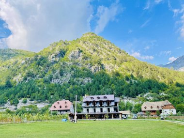 Arnavutluk 'un Theth Ulusal Parkı' ndaki güzel konuk evi. Arnavut Alpleri. Arnavutluk 'un kuzeyindeki evin geleneksel stili ve Balkan Alpleri ve seyahat beldesi , 