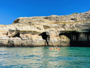 Carvoeiro Algarve Portekiz 'deki Benagil Mağarası' nın güzel manzarası. Seyahat kavramı. 