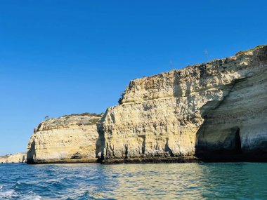 Carvoeiro Algarve Portekiz 'deki Benagil Mağarası' nın güzel manzarası. Seyahat konsepti. Tekneden manzara. 