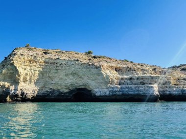 Carvoeiro Algarve Portekiz 'deki Benagil Mağarası' nın güzel manzarası. Seyahat konsepti. Tekneden manzara. 